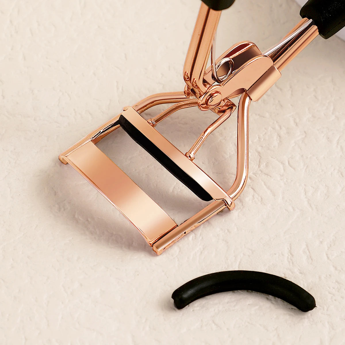 Smooth Handle Stainless Steel Eyelash Curler – Salon-Quality Beauty Tool